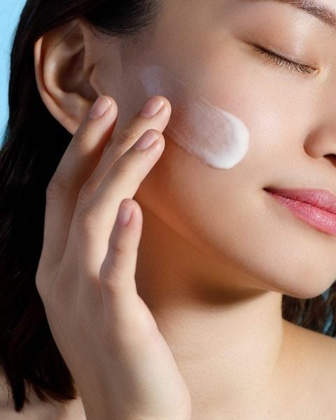 Top 10 kem chống nắng nâng tone che khuyết điểm có finish đẹp nhất