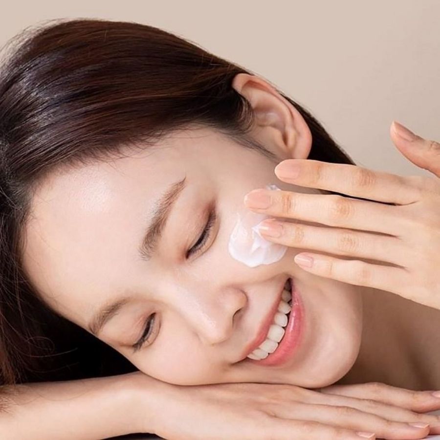 Giải đáp | Một ngày nên bôi kem chống nắng mấy lần?