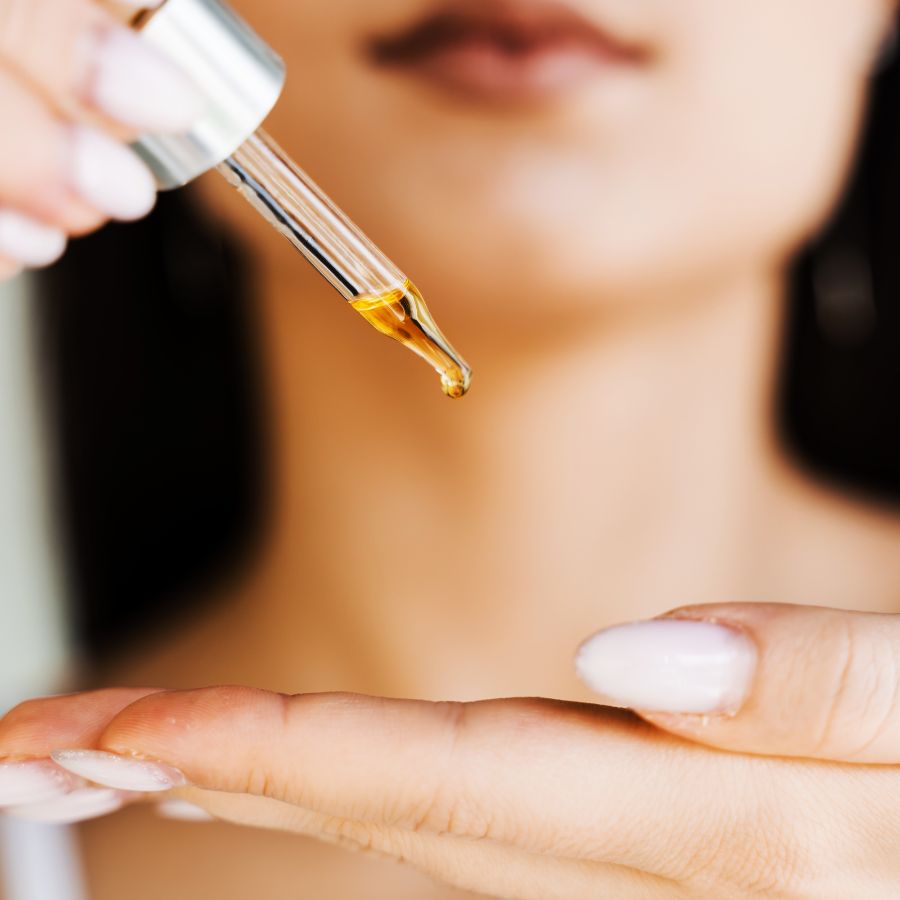 Giải đáp| Bôi serum xong bôi kem chống nắng được không?