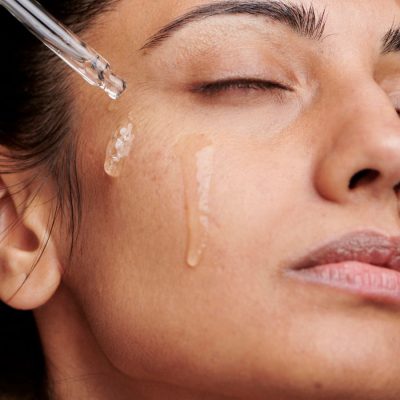 Sau khi bôi serum, bạn nên đợi khoảng 5-10 phút trước khi bôi kem chống nắng.