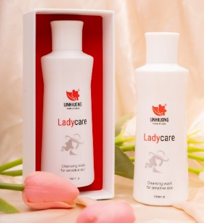 Bao bì dung dịch vệ sinh Linh Hương được thiết kế chắc chắn, thông tin rõ ràng